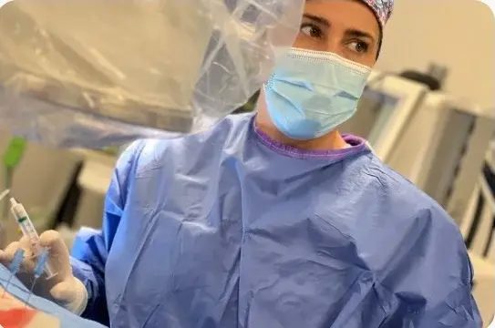 Dra. Vera Espino García realizando rizolisis por radiofrecuencia