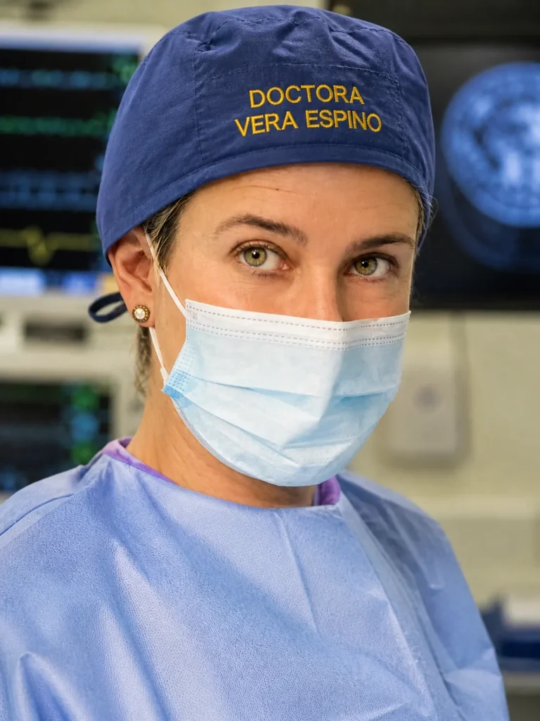 Dra. Vera Espino García en quirófano — neurocirujano Valladolid