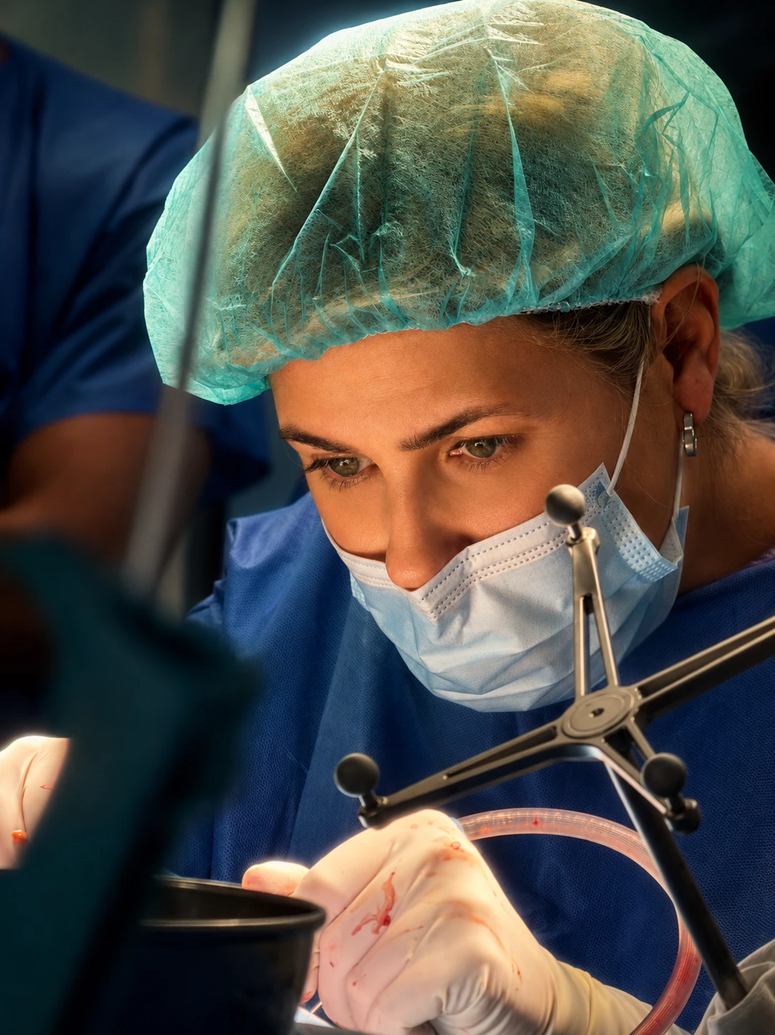 Dra. Vera Espino García operando columna vertebral — neurocirujano especialista en columna Valladolid